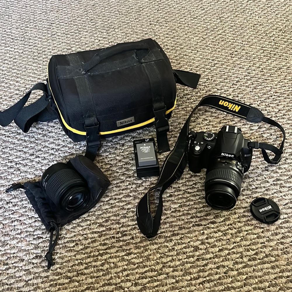 Nikon D3000 camera with bag and extra lens